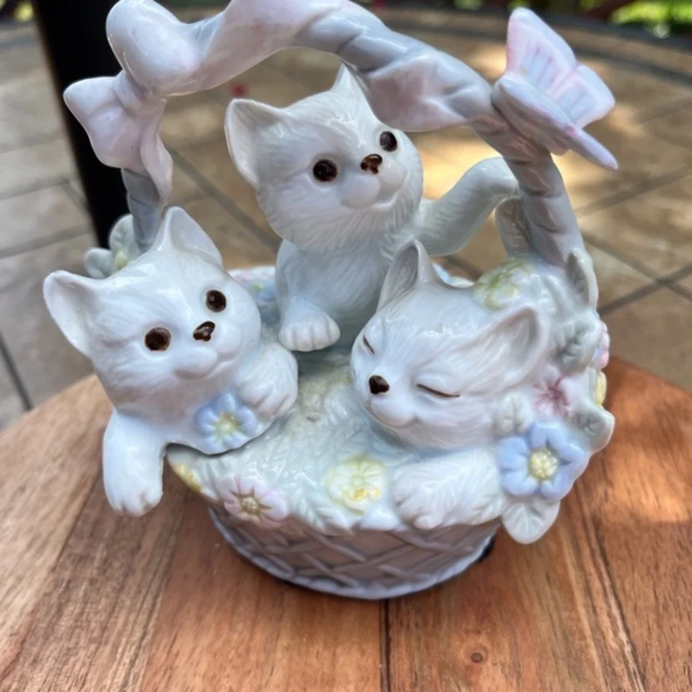 3 Kitty cats in basket porcelain Figurine vintage Collectible Decorative - Picture 3 of 9